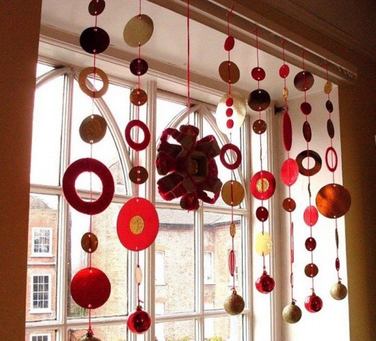 How to decorate the windows for the New Year