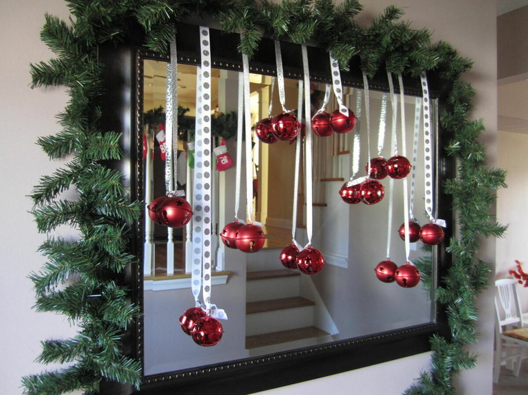 How to decorate the windows in the apartment for the holiday