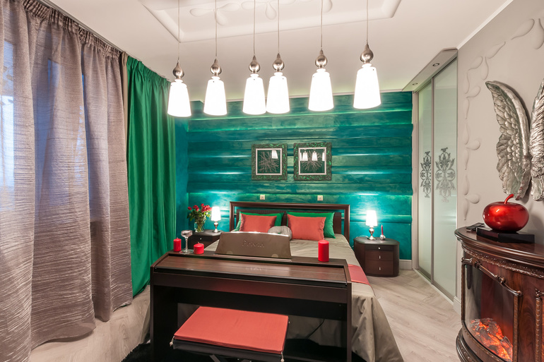 The use of emerald color in the interior of living rooms, bedrooms, kitchens and bathrooms