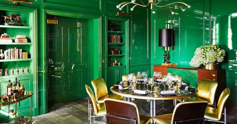 Applications of emerald color in the interior of living rooms, bedrooms, kitchens and bathrooms
