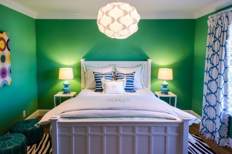 Emerald-colored walls in the bedroom