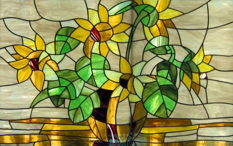 The main varieties of stained glass in architecture