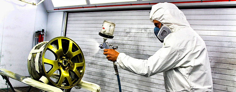 Installation for powder coating products