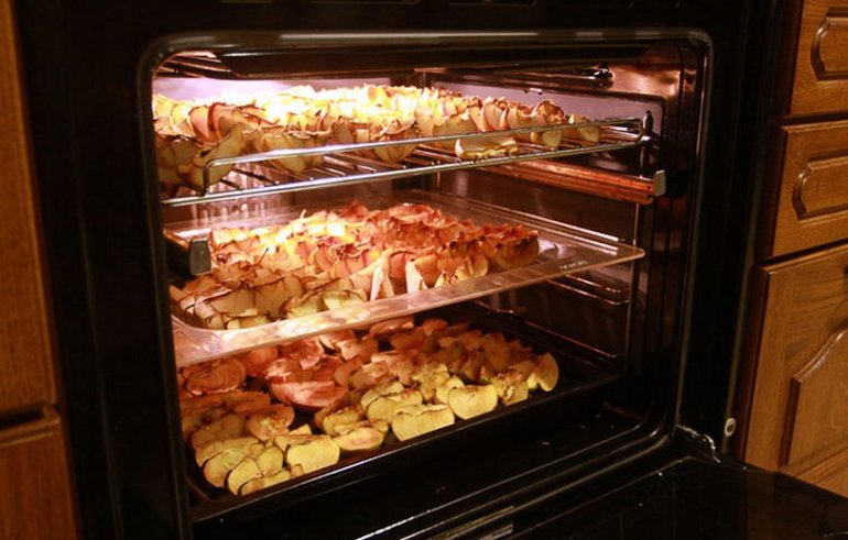 Drying apples in the oven at home.