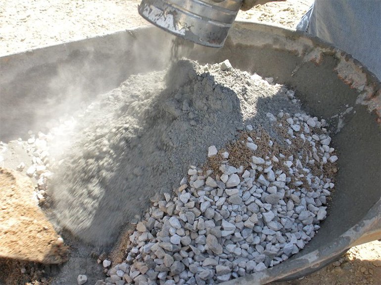 Смесване на бетонната смес с добавяне на натрошен камък
