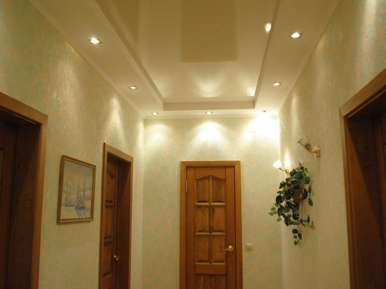 Stretch ceiling in the hallway