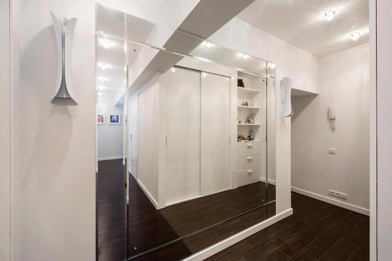 Sliding wardrobe with mirrors installed in the doors