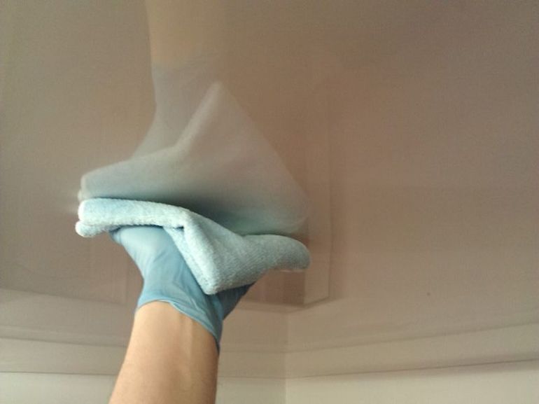 Comment et comment laver un plafond tendu