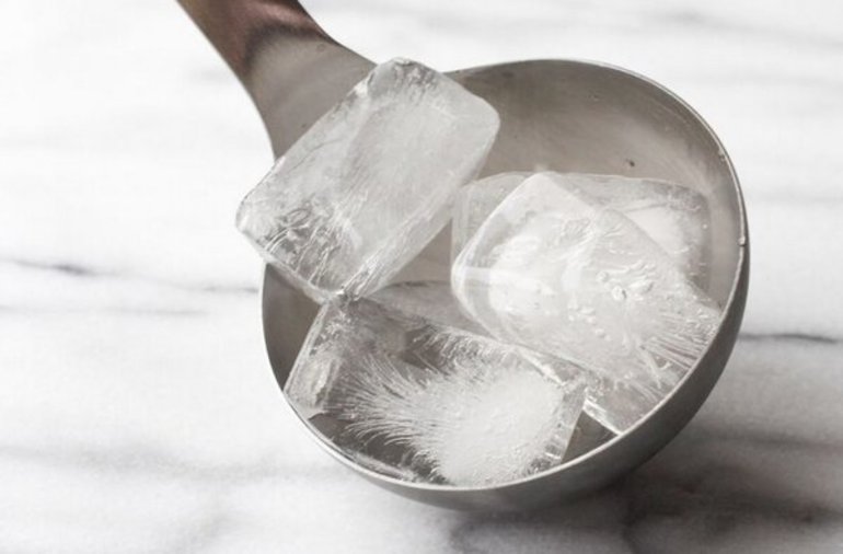 Separate the glue with ice.