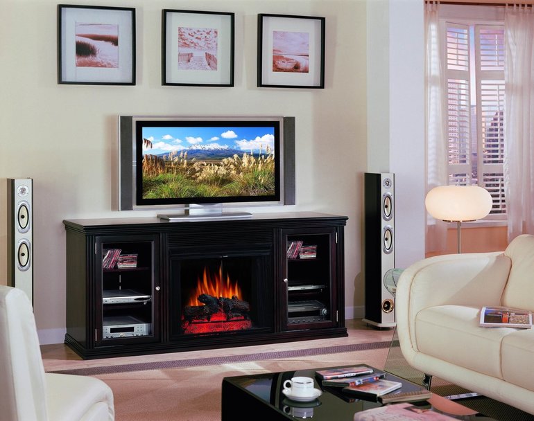 Pagrindinis elementas gyvenamajame kambaryje yra židinys ir televizorius