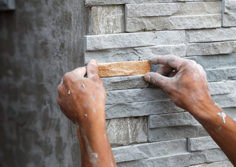 Как да поставите каменна стена